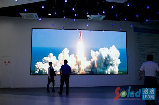 參觀人員駐足觀看展廳中央的UTV1.6大屏幕 UTV1.6大屏幕